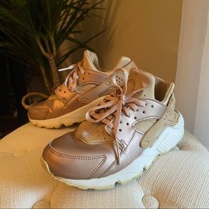 NIKE AIR HUARACHE ROSE GOLD